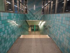 ガムラスタンへの駅ですが、左右でタイルの色が違うのが気になりました！
あえてなのかな？