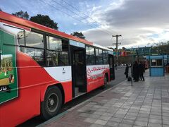 バスターミナル前のローカルバス停から市内に向かって一直線、真南に進むバスに乗る。今日の宿はこの道上にあるとのこと。