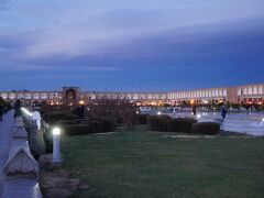 夕暮れ時のいい時間になったので、エマーム広場へ。ついに世界の半分に足を踏み入れた。その広大さと半端ないスケール感に驚きの連続！
またの名をナグジェ・ジャハーン広場といい、文字通り『世界の全図』という意味らしい。