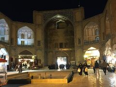 エマーム広場の北側にあるバザーレ・ゲイサリーイェ。シラーズのバザールに負けず劣らず大きくて迷路みたい。入口の門をゲイサリーイェ門という。