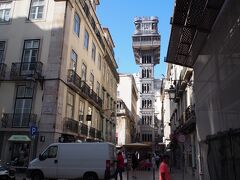 以前から興味をそられていた、サンタ・ジュスタのエレベーターに向かいます