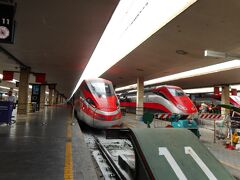 到着したフィレンツェ駅の様子。隣に新型車1000号車（写真の左側）がいた。