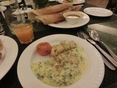 ホテルでの朝食。
インドのオムレツは薄焼き卵を半分に折ったタイプです。
具材にパクチーがありました。