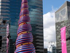 表面的な源流には変わった形のオブジェが。