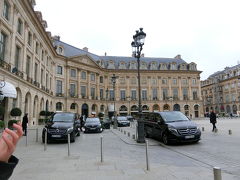 ホテル リッツです。
ここのリッツの裏側からダイアナ妃は、ベンツで走り去ったんですね…
ベンツがたくさん停まってました…。。