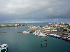雲が多いけど、良い天気になりそう。
お部屋から離島ターミナルが見えます。
実は波照間へ行く予定なのですが、１便は運航決定。
２・３便は未定…
台風２１号も接近しつつあるので、帰りはハイリスク状態。
泣く泣く波照間行きを諦めました( ；´Д｀)