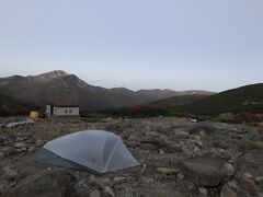 水場で水を補給して出発するころには薄っすら明るくなってきました。

５時２５分、テント場をあとにします。