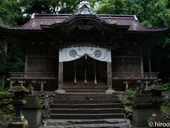 十和田神社。鎌倉時代以前から修験道の修行場として知られ、江戸時代には南部藩の霊場として発展しました。

＜十和田湖国立公園協会のHP引用＞
青龍権現とも、熊野権現とも呼ばれていた十和田神社。その縁起には２通りの説があるとされています。
一つは大同2年（807年）、征夷大将軍・坂上田村麻呂創建とされる説。東征のおり湖が荒れて渡れず、祠を建てて祈願しイカダを組んで渡ったという。
もう一つは、南祖坊（南蔵坊、南草坊ともいう）によるもの。熊野で修行した南祖坊が、鉄の草鞋と錫杖を神から授かり、「百足の草鞋が破れた所に住むべし」と夢のお告げを得て、諸国をめぐり、十和田湖畔で百足の草鞋が尽きたといいます。当時、十和田湖には八郎太郎というマタギが、湖の岩魚や水を喰らううちに八頭の大蛇となり、湖を支配していたそう。そこで、南祖坊は、その霊験により九頭の龍に変化し二十尋（約36ｍ）の身体を、十曲（とわだ）に曲げ、八郎太郎を退治たという伝説が残っています。南祖坊を青龍権現として崇め祀った名残りが今もあり、境内の熊野神社には彼の履いていたという鉄の草鞋が奉納されています。
