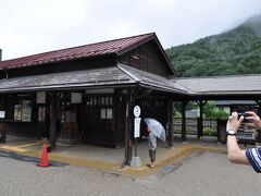 中央本線奈良井駅。明治42年に造られたままの駅。