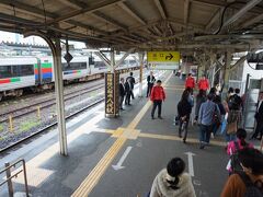 　14時51分、八代駅着。花火競技会用の臨時改札から出て行きました。
　打ち上げ開始前３時間とあって、混雑はしていません。
