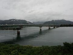 　広い広い球磨川を渡った対岸側が、ようやく会場。
