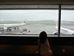 国内線のJALサクララウンジで飛行機を眺めながら搭乗時刻まで待ちます。
