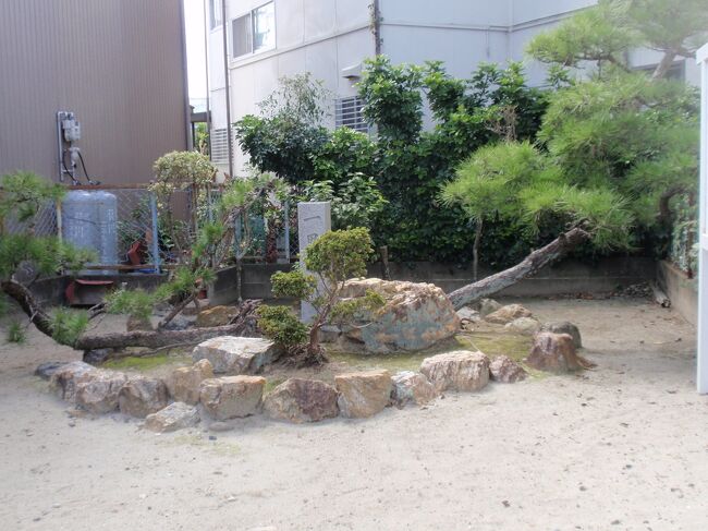 【舞阪一里塚跡】<br />江戸幕府が日本橋を起点にして街道に一里塚を築かせたのは慶長9年（1604）とされる。天保年間の宿村大概帳には舞坂宿は江戸より67里16町に位置しており、ここの一里塚は左右の木立共松と書かれている。しかし古老の話では大正時代まで一抱え半もある大きな榎の木が枝を四方に繁らせていたというから幕末の頃には榎の木が植っていたと解釈してよいだろう。なお北側の一里塚は土地台帳に町有地としてわずかに名残りを留めているのみである。（舞阪町教育委員会）