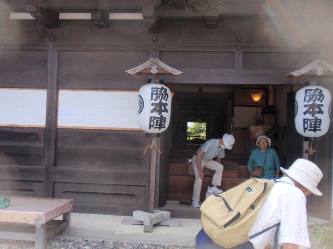 舞子宿の脇本陣<br />【東海道舞阪宿脇本陣】<br />　舞坂宿は、慶長六年(1601)東海道宿駅制度設定に伴い開設された五十三次のうち江戸から三十番目の宿駅で、弘化二年(1845)の資料では人口2475人、戸数541戸でした。<br />　　また、本陣(宮崎伝左衛門)と相本陣(源馬徳右衛門)があり、源馬本陣の向側に脇本陣(茗荷屋 堀江清兵衛)がありました。<br />　　脇本陣は、大名・幕府役人等が本陣で宿泊休憩できないと時に利用された施設で、普段は一般の旅籠屋として使われました。<br />　建物は主屋・繋ぎ棟・書院棟で構成され、現講で間口五間・奥行十五間ありました。<br />　　現在書院棟が一棟残されており、旧東海道宿駅の中では唯一の脇本陣遺構として貴重な建物です。<br />　　平成七年復元保存のため解体を行った結果、書院棟の大棟鬼瓦に「天保九年戌五月吉日　横山村瓦師政右衛門」の箆書が発見され、また、旧上段の間の床の間落掛材に「天保九年戌春ヨリ秋迄数月」の墨書が発見され、書院棟が天保九年(１８３８)の建築であることが判明しました。<br />　　　　　　　　　　　　　　　　　　　　　　平成九年　舞阪町教育委員会