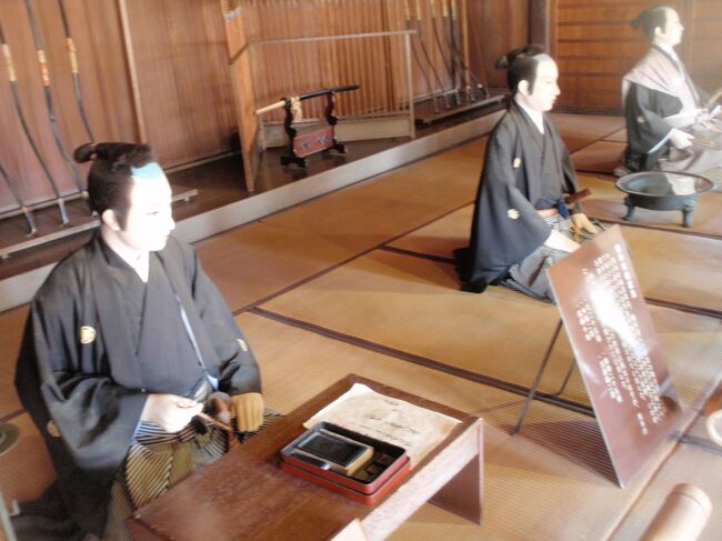 新居関所（国特別史跡）＝面番所の上番所(二十畳)。<br />安政2年（1855年）築の面番所<br />日本に唯一現存する関所の建物として「新居関跡」として国の特別史跡に指定されている。<br />【関所役人】<br />　　新居関所創設(1600)より元禄十五年(1702)までは幕府直轄として関所奉行が任務に当たっていましたが、元禄十五年以降、関所の管理は三河国吉田藩へ移管されました。<br />　　吉田藩管理下としての関所役人は、番頭・給人・下改・賄役・番所足軽・往還女改之女など計四十人前後が交代制で任務にあたっていました。<br />　　旅人の関所通行は、明六ツ(六時頃)から暮六ツ(十八時頃)までで、原則として夜間は通行できませんでした。<br /><br />『関所面番所（おもてばんしょ）』。<br />「この建物は、東海道を往来する旅人を取り調べる関所役人が控えていた建物で、<br />面番所といいます。嘉永7年(1854)の地震により倒壊したため、翌、安政2年(1855)に建て替えられました。構造は、入母屋造り、本瓦葺きで東西に十一間、奥行七間、これに三方三尺のまわり縁側がつき、内部は向かって右の部屋を上の間(十畳)、中の部屋を上番所(二十畳)、左の部屋を下番所(二十五畳)という部屋割りです。明治2年の関所廃止令後、明治6年から大正5年まで小学校として、その後、昭和26年まで新居町役場庁舎として使用されました。<br />全国で唯一現存する関所建物として昭和30年に国の特別史跡に指定されました。」