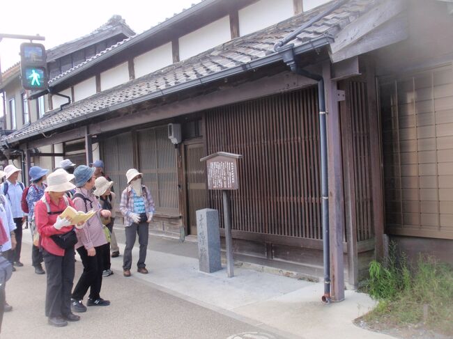 【新居宿本陣跡碑】<br />宿並は泉町交差点のT字路に突き当たります、ここを左折します<br />新居宿には、疋田弥五助本陣跡(加賀・対馬藩定宿)、飯田武兵衛本陣跡、疋田八郎兵衛本陣跡(193坪、庄屋・年寄役を勤めた)と３軒の本陣があり。現在、武兵衛本陣のみ残る。<br />＊飯田本陣は天保年間の記録によると建坪1196坪で、門構え玄関を備えていた。飯田本陣には小浜、桑名、岸和田藩など約70家が利用した。 明治元年（1858）の天皇行幸の際に行在所となり、同年の還幸、翌2年の再幸、明治11年（1878）の巡幸の際にも利用された。その行在所の建物は明治18年（1885）奥山方広寺に移築された。（湖西市教育委員会）