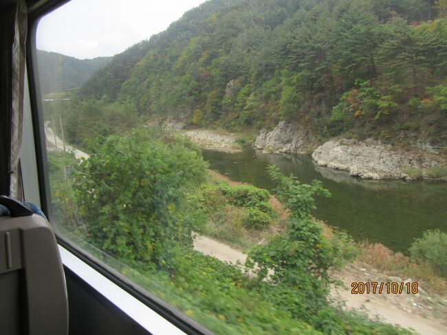 栄州(ヨンジュ)駅を過ぎたら、嶺東線の路線に。<br /><br />来年(2018年)に廃線になる三江線の様な雰囲気だ。