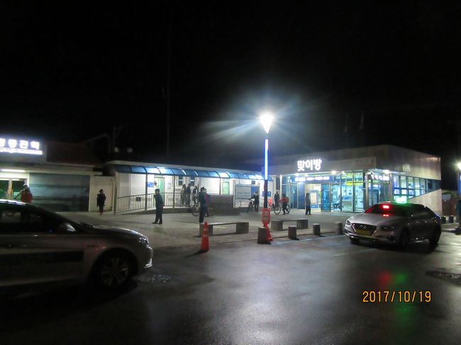 夜じゃなくて翌朝、4時半過ぎの正東津駅。<br /><br />近年稀に見る早起き。