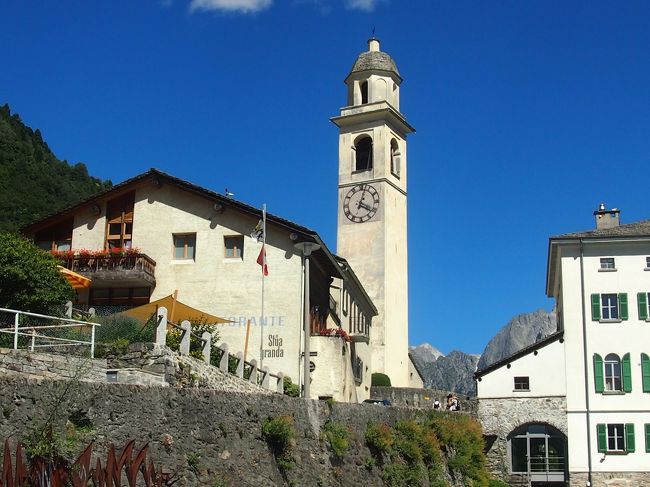 コモ湖からキアヴェンナを通り、スイスに入り、ソーリオへ。今回のホテルと飛行機はいつもお願いしているアルパインツアーが手配してくださいました。このStua　Grandaは村の駐車場のすぐ上にあり、部屋からの眺めは素晴らしく最高でした。