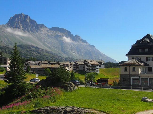 マローヤ峠です。右の建物はホテルマローヤクルム。青空にファイアウィードの花が映えますね。