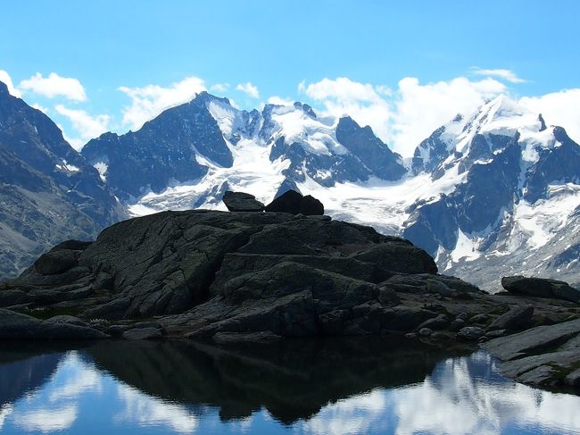 3000ｍ近くなると思考回路がおかしくなる私なので、3033ｍのコルヴァチに上る前に、途中駅のムルテルからスールレイ峠へのハイキングに出発です。途中いろんな高山植物が見られ、なかなか前に進めません。70歳間近の私には2700mでの歩きも苦しくて、ただただこの山上湖を楽しみに頑張りました。