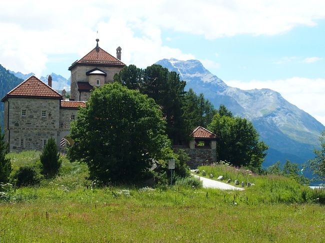 シルヴァプラーナ湖畔に立つお城。見学できるのかと思ったが、進入禁止の看板が!!個人の邸宅だったようです。