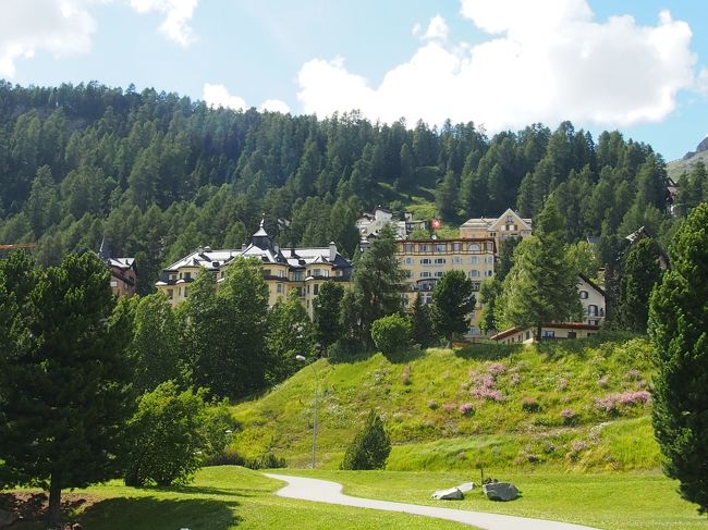 中央に立つ建物が泊まったホテルです。