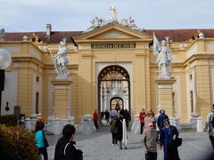 約３時間の移動の後、メルク修道院に到着した。バーベンベルグ家のレオポルト１世がベネディクト派の修道院をここメルクに建立した。