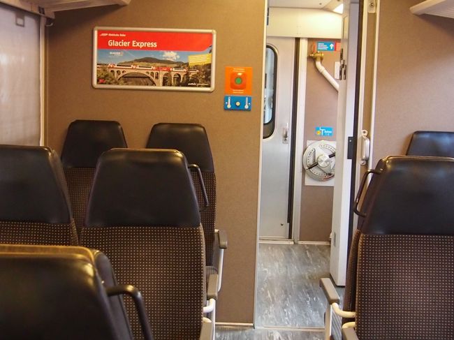 今日は列車でオスピッツオベルニナまで行きラーゴビアンコ近辺を散策し、帰りにディアヴォレッツァ展望台に行きます。この車両は2等車です。オレンジ色のボタンは次の駅で降りたい時に押すと止まってくれるのです。