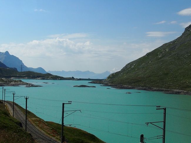 ラーゴビアンコ、白というよりエメラルド色ですね。スイスは駅やレストランのトイレが広々していて、飾り気はないけど清潔で、国民性が現れているなぁ。と思いました。