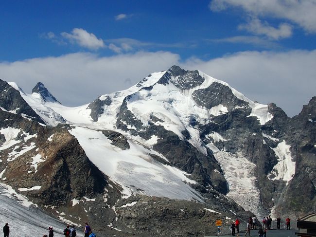 ディアヴォレッツァ展望台からの景色です。3000ｍ級の山々がすぐ近くです。これはピッツベルニナ（4049ｍ）
