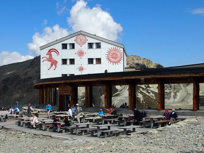 レストランの窓に氷河が映り込みため息がでます。