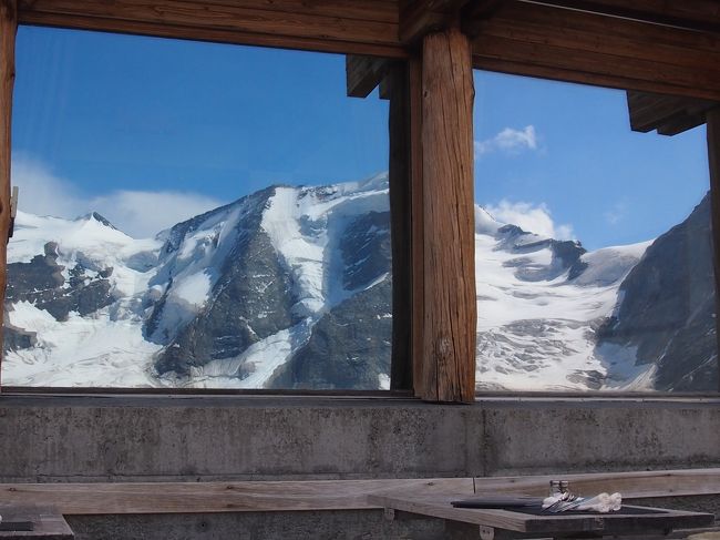 レストランの窓が鏡のようです。