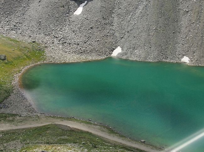 何とも言えない美しい色です。ロープーウェイの中から撮りました。