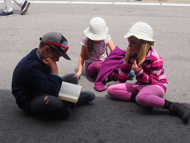 お兄ちゃん、本ばかり読んでいないで遊ぼうよ～!って言ってるのかな?