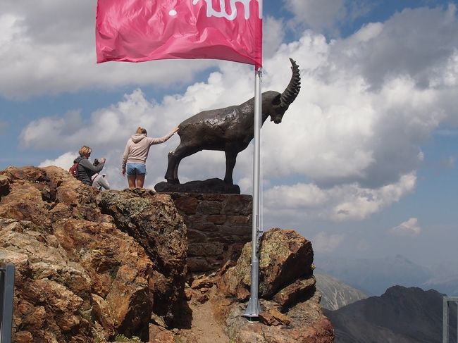 ピッツネイルの山頂ではアイベックス(山羊）がお出迎え。