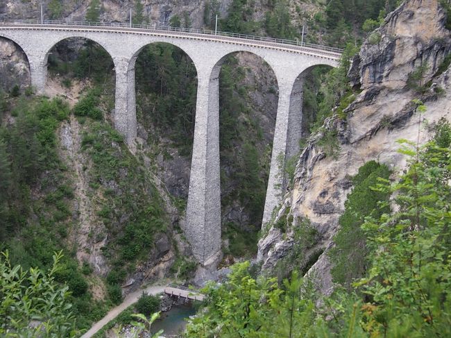 駅から線路の下をくぐり森の中を進むと、橋がよく見えるように木で展望台が作られていました。そこからの景色です。下には遊歩道があり、下から見る景色もさぞ素晴らしいだろうと思います。