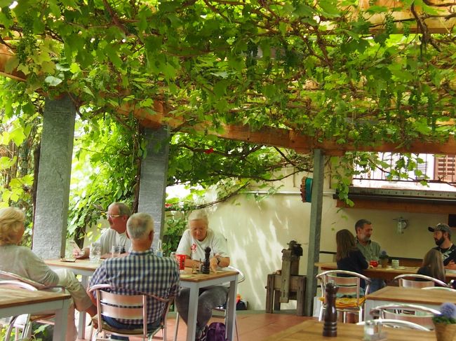フィリズールの町のレストラン。