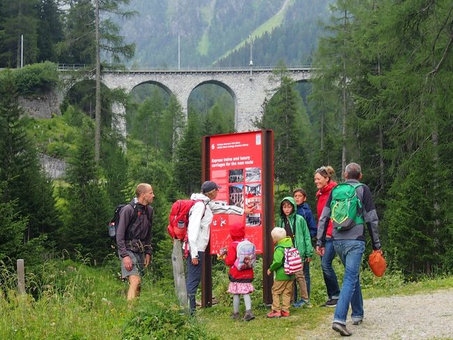 小雨の中、子供たちもお勉強みたいです。