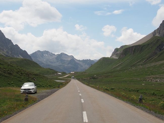アルブラ峠。左右の牧草地には主人曰く、つぶらな瞳の牛たちがたくさんいました。道の両側には牛が逃げないように電線が張ってあるのですが、オチョコチョイの私は何度も感電してしまいました。