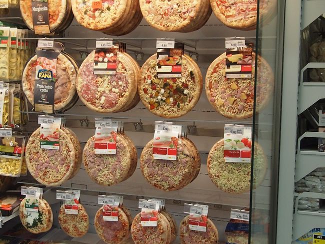 COOPのスーパではピザが吊られてディスプレイされていました。