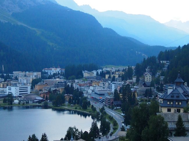 夜明けのサンモリッツ湖です。