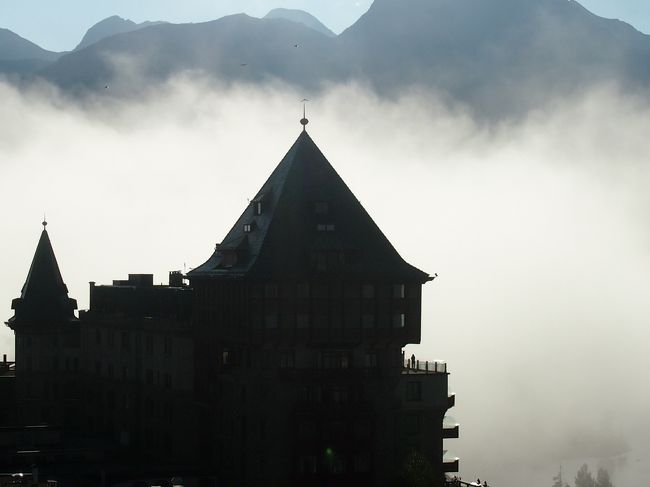 有名なBadrut's　Palaceが霧の中に浮かんでいるよう｡