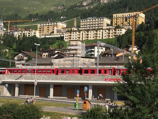 サンモリッツ駅にベルニナ急行が止まっています。