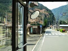 城西駅を通過します。

ホーム脇には桜が咲いています。（なかなか良い感じです）

※駅舎がピンボケしているので下記の画像をご覧ください。↓↓↓