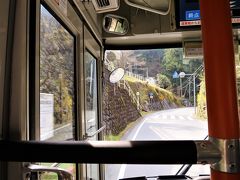 ・相月駅前停留所

相月駅は高台にあります。

牛山隆信氏の2017年度版・秘境駅ランキング「第103位」です。

遠鉄バスは飯田線と別れ水窪川に沿って走ります。