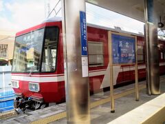 11:10　浜北駅に着きました。（西鹿島駅から10分）

下り列車と行き違います。

遠州鉄道は、4つの行政区［天竜区・浜北区・東区・中区］を通ります。その中で浜北駅は浜北区を代表する駅で区役所をはじめ行政機関が駅周辺に点在します。