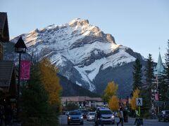 バンフの大通から望むカスケード山