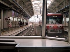 ♪まもなく～上島です。

下り列車と行き違います。

都内を走る鉄道と変わらない立派な高架駅です。