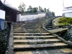 杵築は坂の町で、江戸時代の景観がよく残っています。飴屋の坂は商人の町から南台武家屋敷へと続く坂道で、「く」の字になっていることが特徴です。